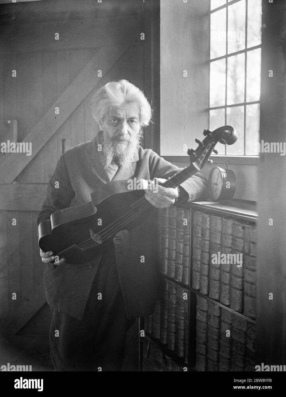 Vorbereitung auf Haslemere Festival der alten Kammermusik . Berühmte Familie, die alte Zeit Instrumente zu machen. Herr Arnold Dolmetsch mit einem feinen Exemplar der Autoviol. 23. Januar 1925 Stockfoto