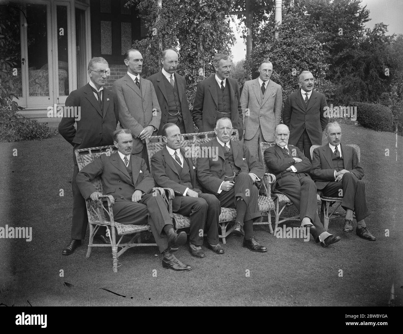 Ulster Kabinett treffen in Cleeve Court, Streatley auf der Themse. Eine Gruppe nach dem Mittagessen . Obere Reihe, von links nach rechts: Kapitän Dixon (Chief Whip), Herr Best (Generalstaatsanwalt), Sir Charles Wickham, Herr Megaw (Finanzminister), Sir Arthur Quekett und Sir Ernest Clark. Untere Reihe, von links nach rechts: Ancrews (Labour), Lord Londonderry (Bildung), Sir James Craig (Premierminister), Pollock (Finanzen), Sir Dawson Bates (Inneres). 17. September 1924 Stockfoto