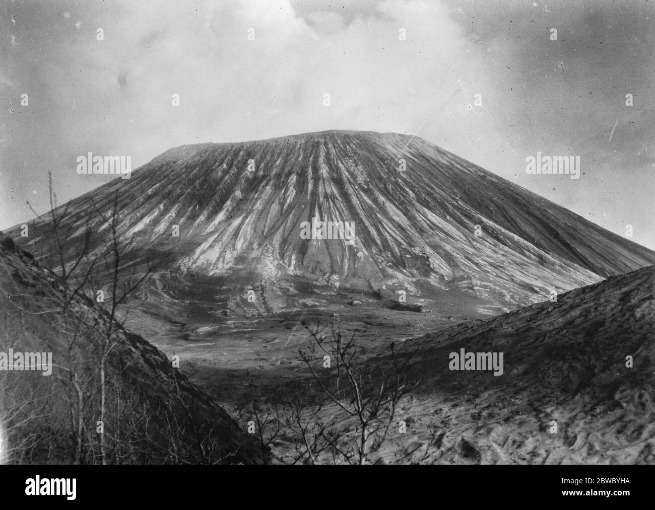 Der Vesuv nach 20 Jahren Inaktivität rütelt Lava aus. Das Erscheinen der riesigen Mündung des Kraters des Vesuv unmittelbar nach der Eruption. 29 Dezember 1926 Stockfoto