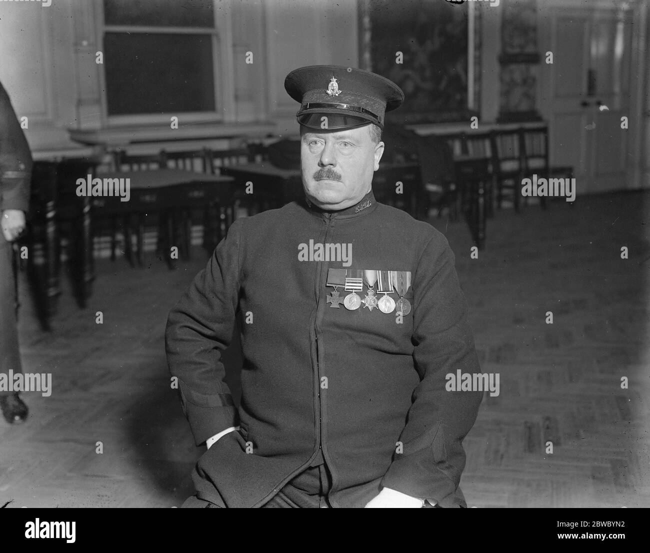 VC Inspektor in Ehrengarde für den Prinzen . Inspektor WJ G Evans, VC, der ein Mitglied der Ehrenwache der Inspektoren war, als der Prinz von Wales den Vorsitz beim Festival Dinner der National Society for the Prevention of Cruelty to Children in der Guildhall. 27. Januar 1926 Stockfoto