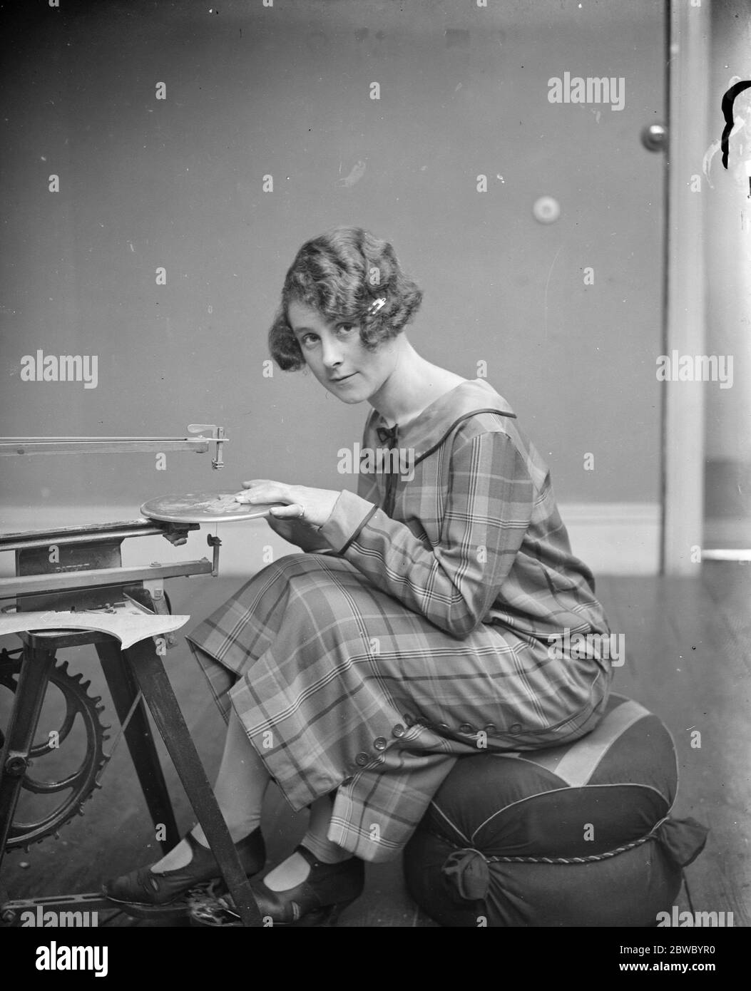 London Mädchen ' s neue Kunst-Verrücktheit Miss Lettice hat Apirly eine Fabrik eingerichtet, um zu entwickeln, was als "der Figurenkult" bekannt ist. Sie schneidet mit einer Laubsäge aus und malt die originalen kleinen Figuren in dünnem Holz Miss Lettice Aprys Ausschneiden einer originalen Figur 8. Januar 1925 Stockfoto
