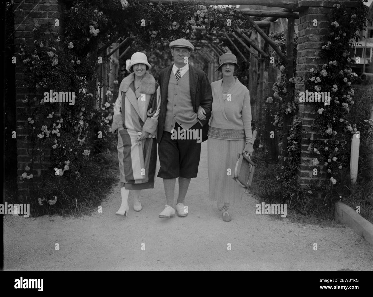 Eine Berühmtheit im Le Touquet . Herr P G Wodehouse, der bekannte Autor, fotografiert mit seiner Frau und Tochter, in Le Touquet. 26 Juli 1924 Stockfoto