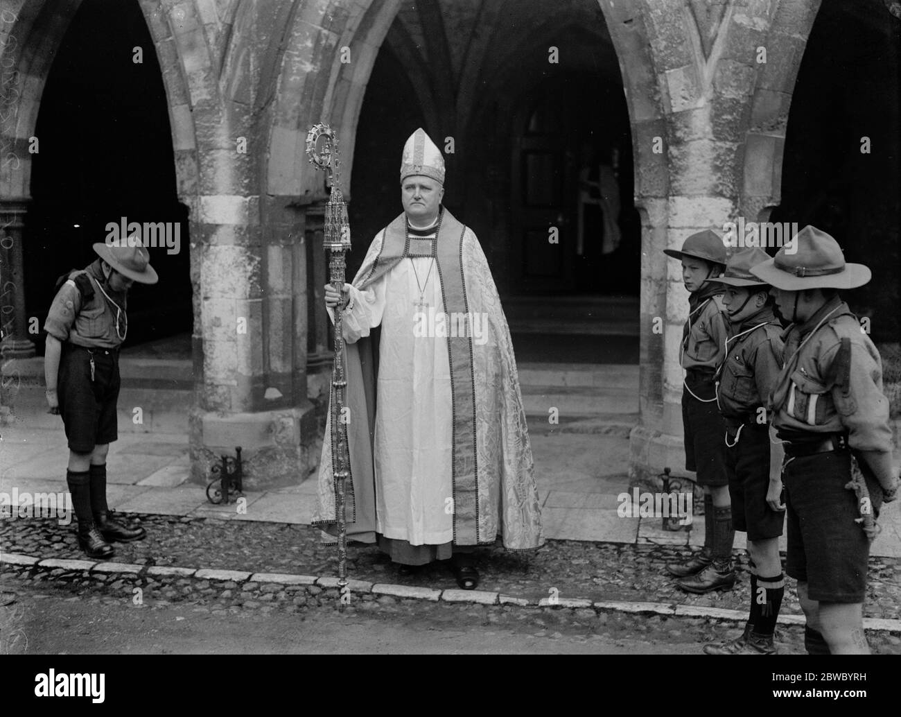 Neuer Bischof von Winchester inthronisiert. Der neue Bischof von Winchester, Dr. Wood, wurde in Winchester Cathedral inthronisiert. Der neue Bischof in seinen bischöflichen Gewändern. Januar 1924 Stockfoto