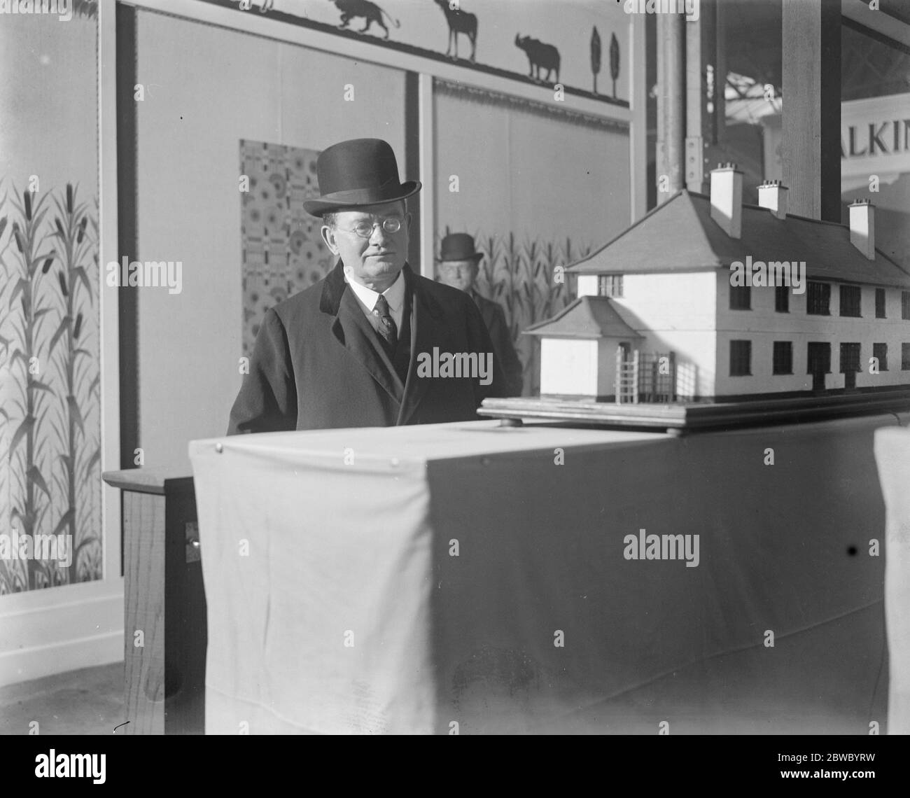 Der Gesundheitsminister eröffnet die Bauausstellung in Olympia. Herr Wheatley prüft die Modellhäuser. 11. April 1924 Stockfoto