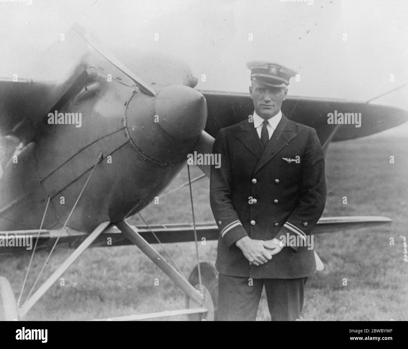 Fliegen bei 302 Meilen pro Stunde . Neuer Weltrekord LT Alvord J Williams, von der US Navy nach einem Flug mit seinem Curtiss-Racer bei 302 Meilen pro Stunde. Dies stellte einen Weltrekord für Geschwindigkeit 29 September 1925 Stockfoto