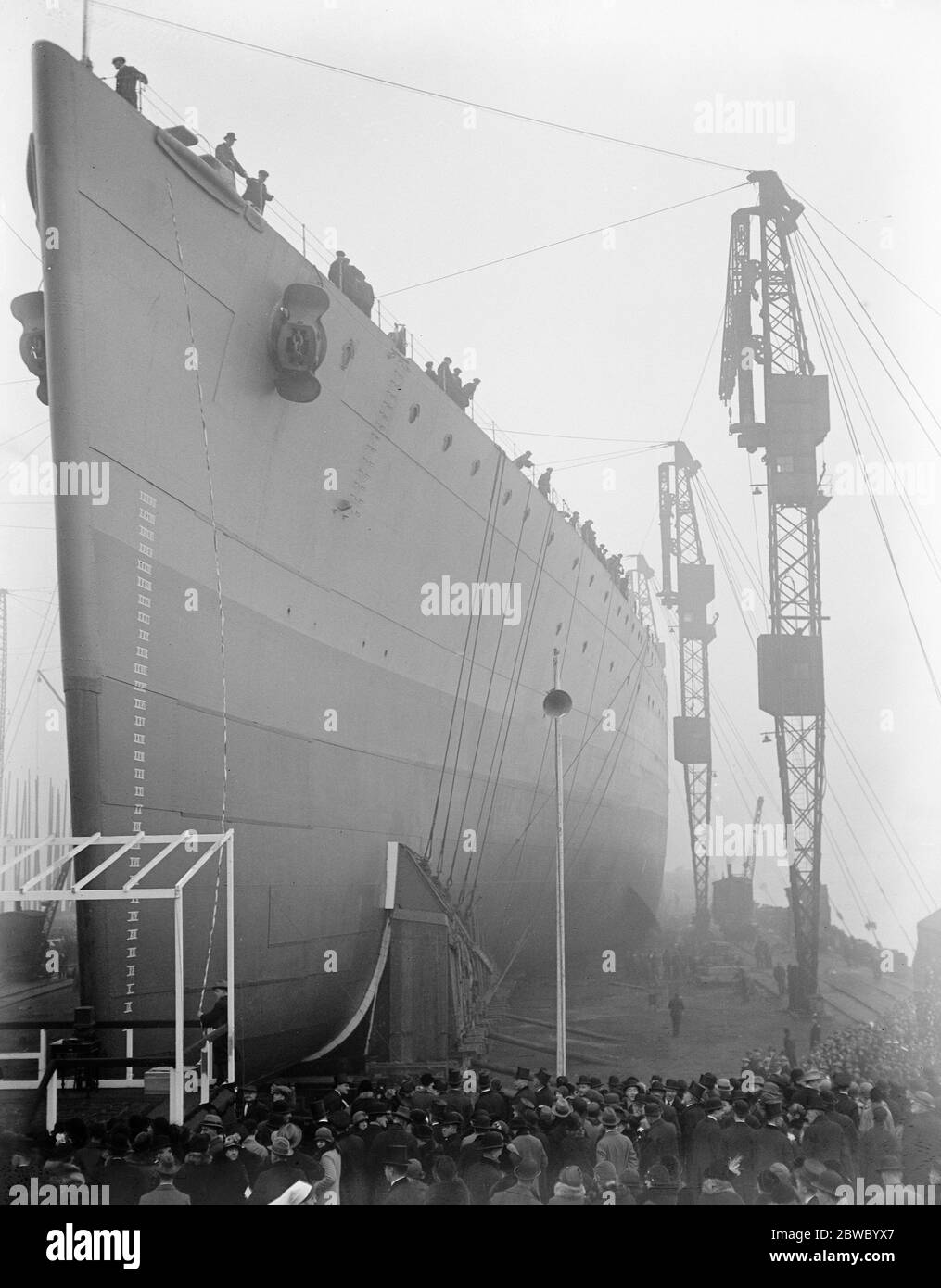 Prinzessin Mary startet das Schlachtschiff Rodney at Messrs . Cammell Lairds' s Hof, Birkenhead. Der Rodney rutscht den Slip-Weg hinunter. 17 Dezember 1925 Stockfoto