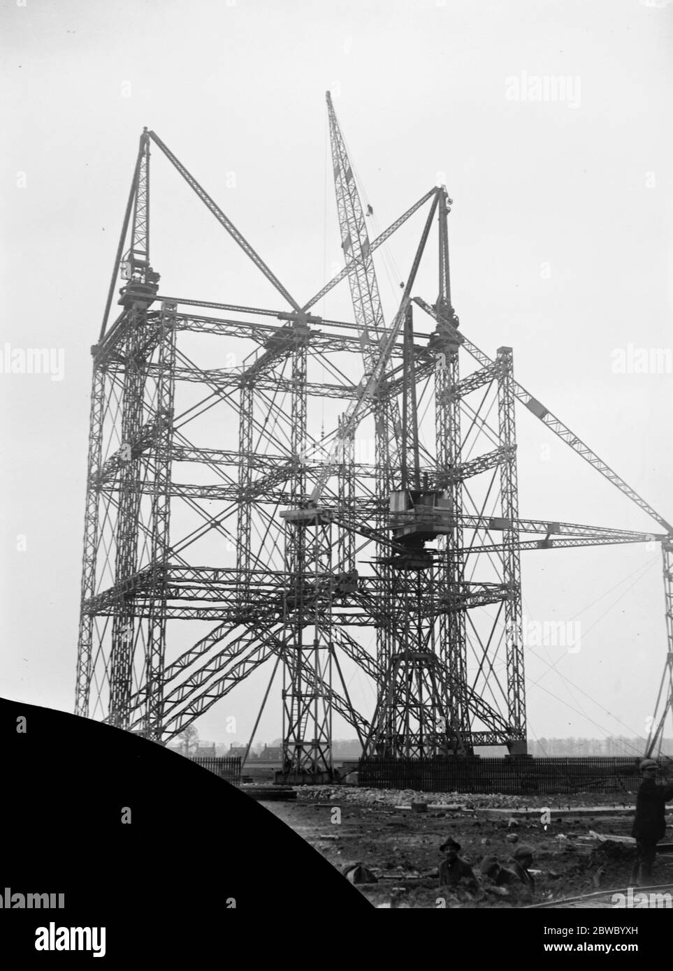 Riesen-Reisekran für Luftschiffe Teile . Der große Reisekran, der jetzt in Cardington errichtet wird, um riesige Teile des Luftschiffschuppens zu heben, während der Schuppen vergrößert wird, um die riesigen Luftschiffe zu nehmen, die jetzt entworfen werden. April 1925 Stockfoto
