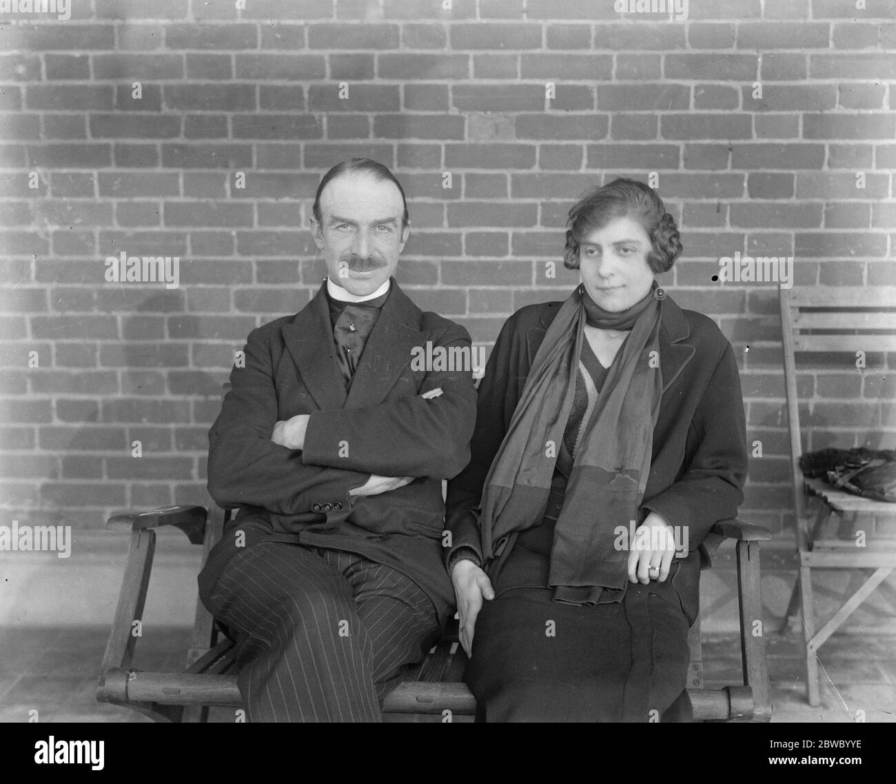 Herr Tyrwhitt Drake zu heiraten , Verpflichtung des Bürgermeisters von Maidstone Mt Tyrwhitt Drakes mit seiner Frau , Miss Edna Vine 10 Januar 1925 Stockfoto