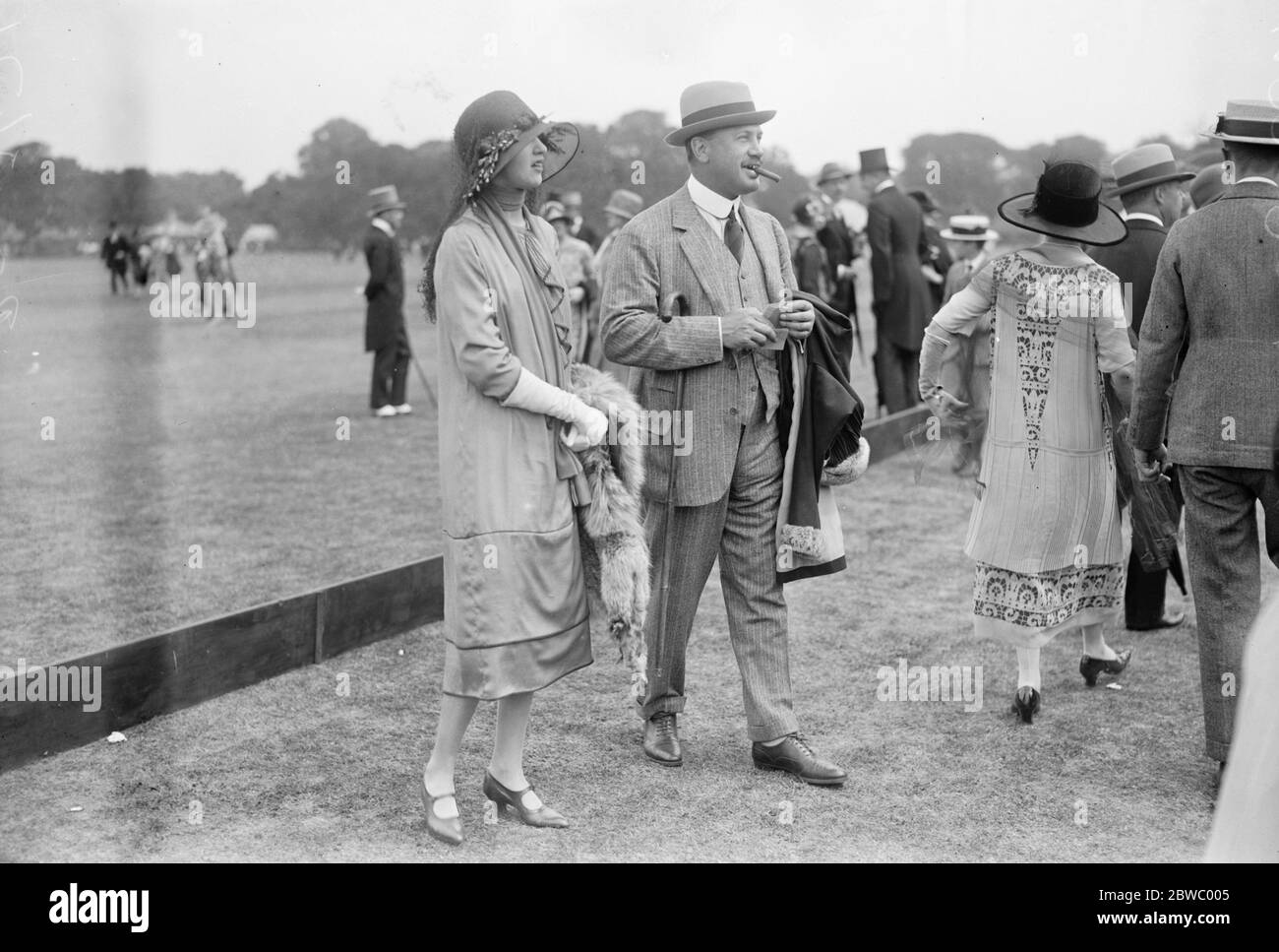 König und Königin erleben Polo-Spiel zwischen der britischen Armee und der US Army in Hurlingham Lord Dalmeny 20 Juni 1925 Stockfoto