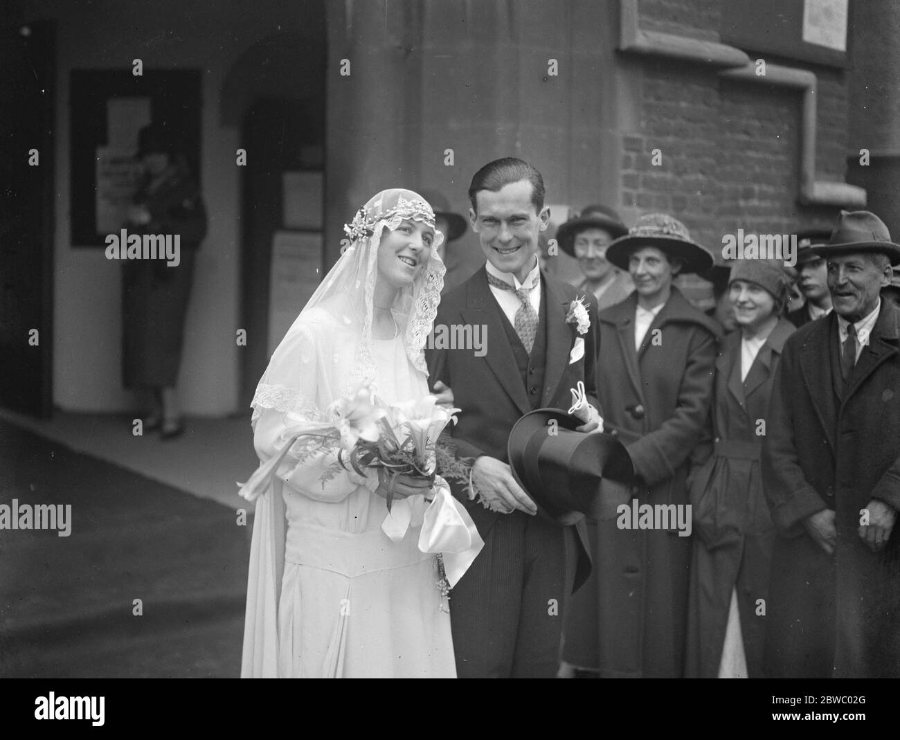 Sir John Simon 's Tochter vermählt. Miss E Simon, ältere Tochter von Sir J Simon, und Herr G R Edward verheiratet waren in St Mary 's, Cadogan Street. Braut und Bräutigam . Oktober 1924 Stockfoto