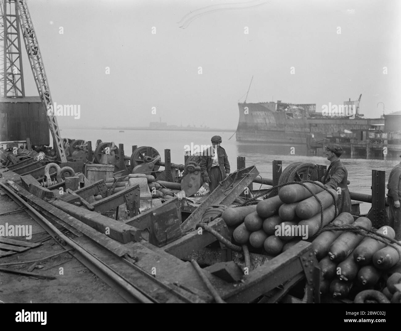 Um deutsche Kriegsschiffe bei Scapa Flow zu retten, übergab man deutsche U-Boot-Dock, umgebaut für Hebezwecke, Segel aus Queenborough für den Einsatzort 23. April 1924 Stockfoto