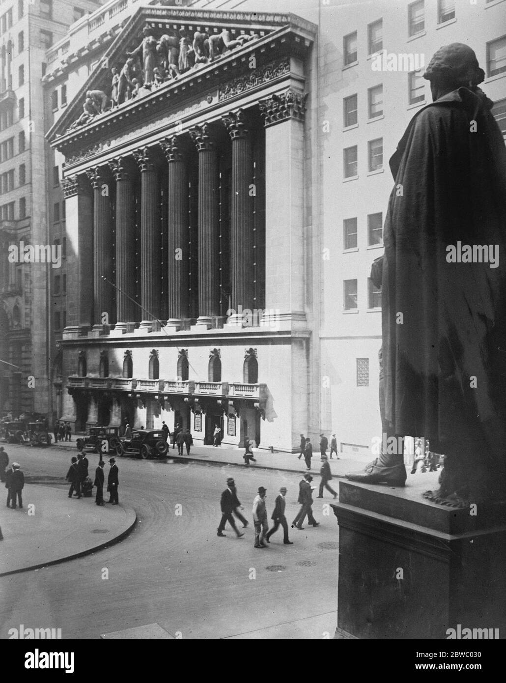 New Yorker Börse mit Washington' s Statue im Vordergrund gegenüber der Börse 27 März 1925 Stockfoto
