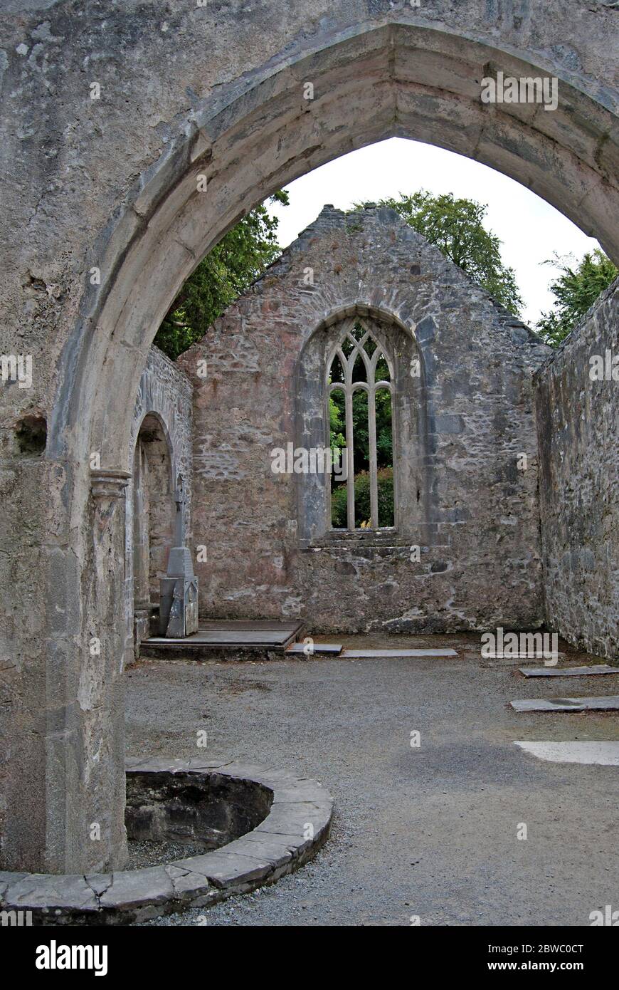 Steinmauer eines alten Kirche in Irland Ruine Stockfoto