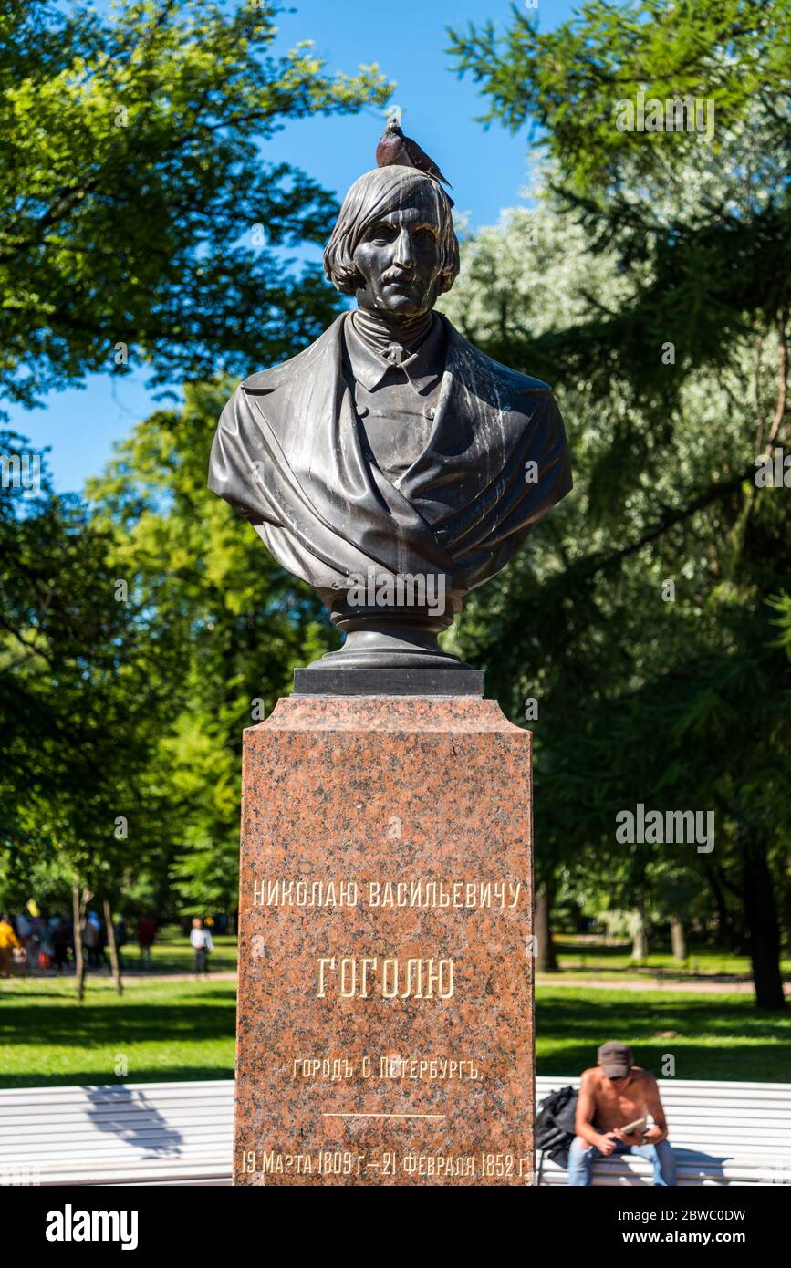 Denkmal für Nikolai Wassiljewitsch Gogol vor dem Gebäude der Admiralität in St. Petersburg, Russland. Stockfoto