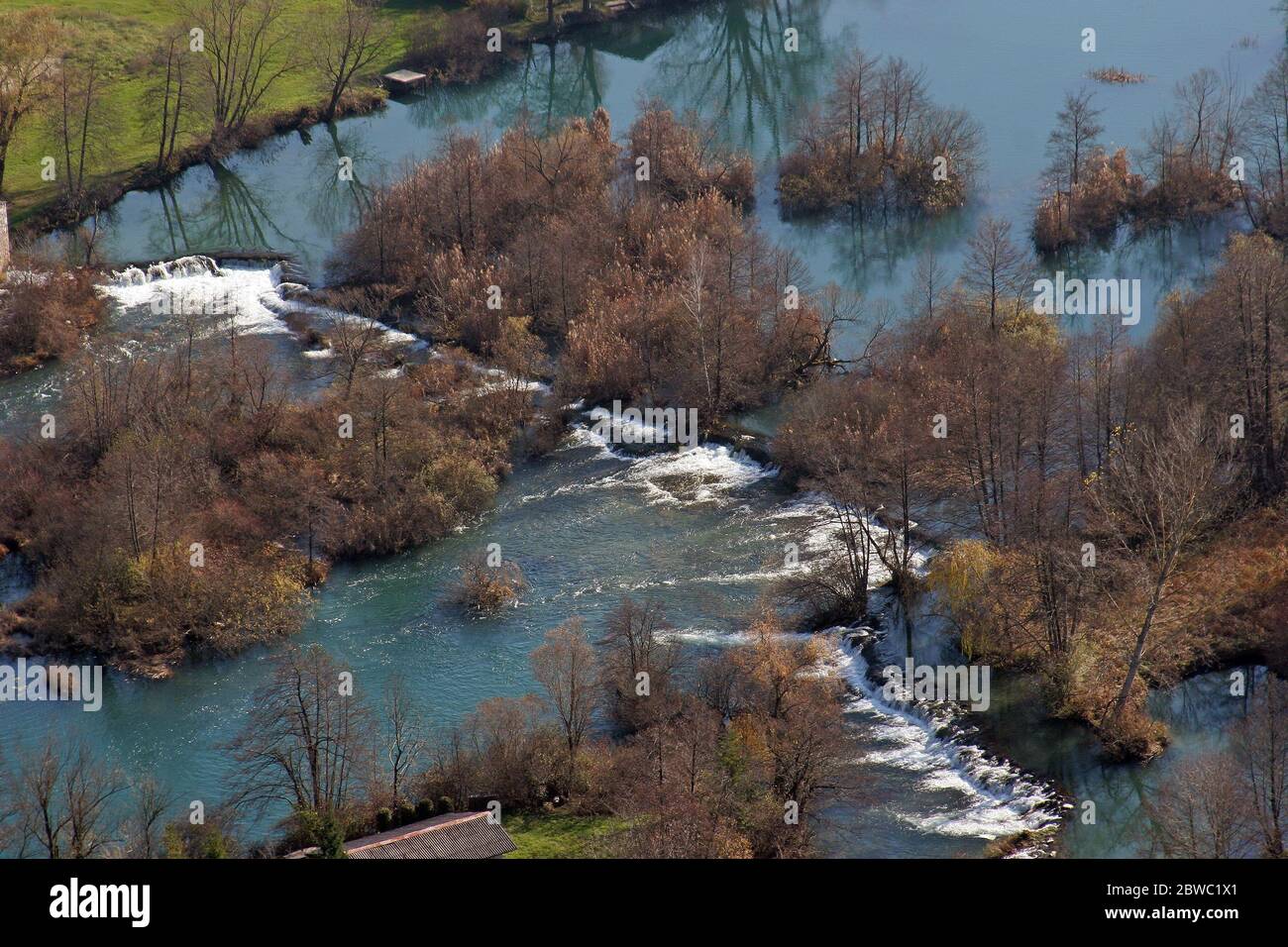 Luftbild des Herbstes auf dem Fluss Mreznica, Kroatien Stockfoto