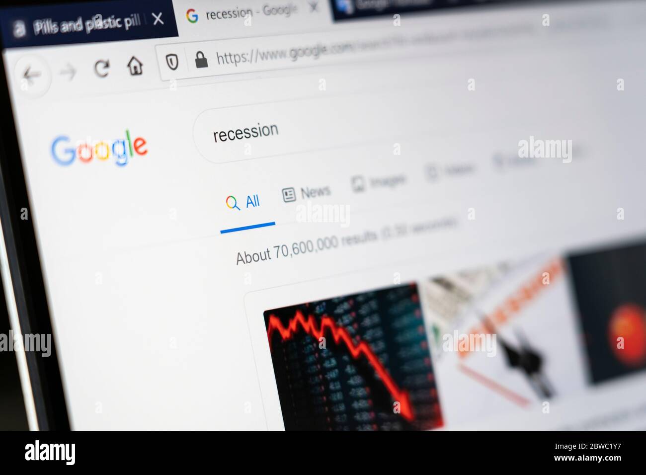 Ein Computerbildschirm, der das Wort "Rezession" als Google-Suchbegriff mit der Anzahl der angezeigten Suchergebnisse anzeigt Stockfoto