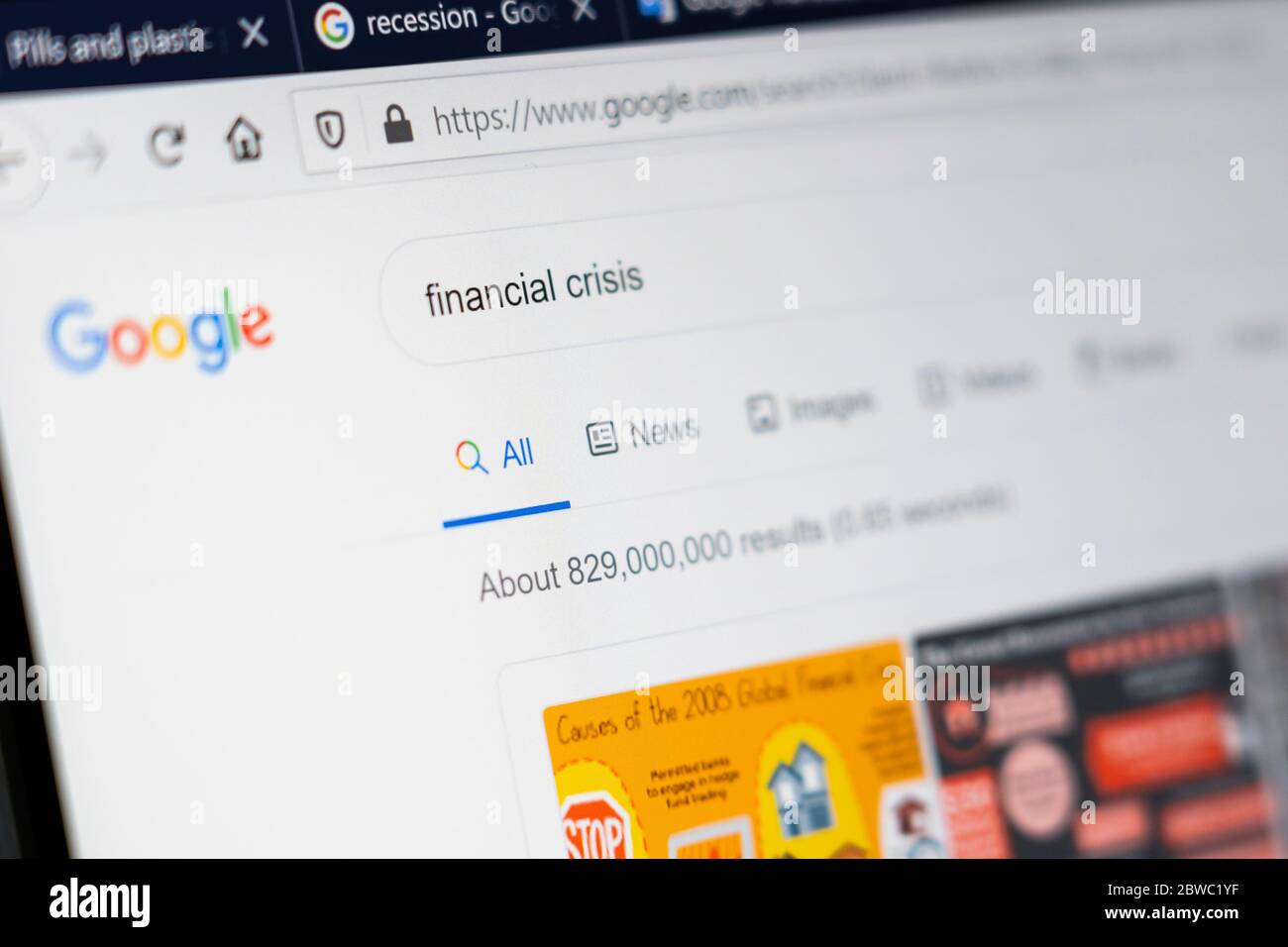 Ein Computerbildschirm, der die Wörter „Finanzkrise“ als Suchbegriff der Google-Suchmaschine mit der Anzahl der angezeigten Suchergebnisse anzeigt Stockfoto