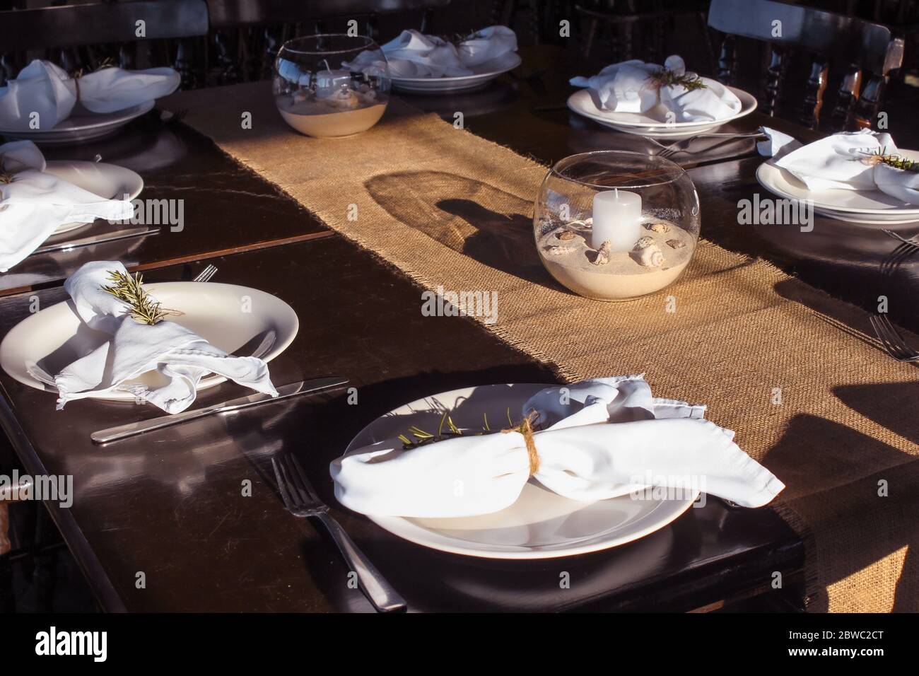 Der Tisch ist fertig ... Teller, Besteck und Mittelstück sind an Ort und Stelle. Stockfoto