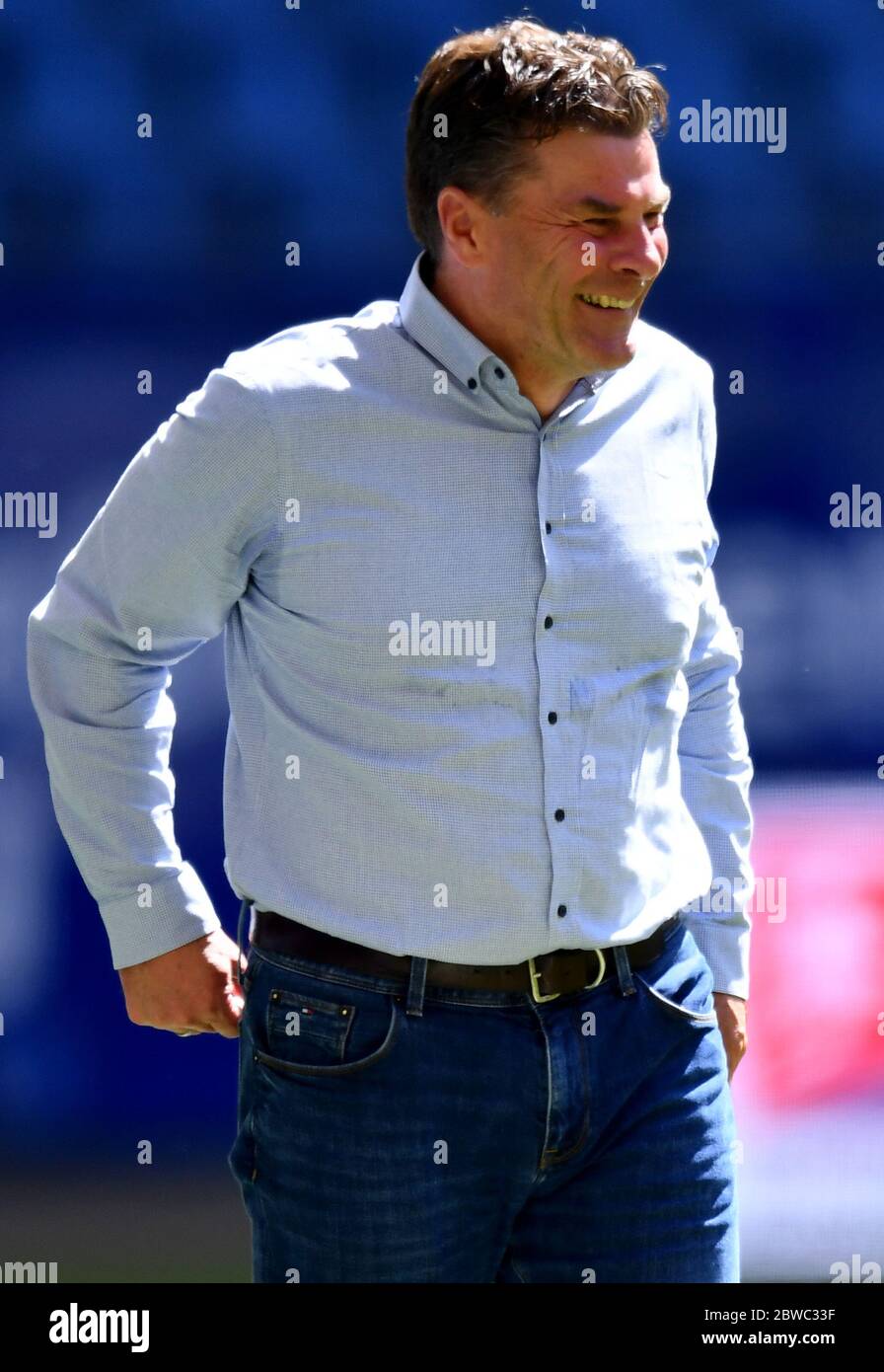 Karlsruhe, Deutschland. Mai 2020. Fußball 2. Bundesliga, 29. Spieltag, Hamburger SV - SV Wehen Wiesbaden im Volksparkstadion. Dieter Hecking, Trainer des Hamburger SV, lächelt am Rande. Kredit: Stuart Franklin/Getty Images Europe/Pool/dpa - WICHTIGER HINWEIS: Gemäß den Bestimmungen der DFL Deutsche Fußball Liga und des DFB Deutscher Fußball-Bund ist es untersagt, im Stadion und/oder aus dem Spiel fotografierte Aufnahmen in Form von Sequenzbildern und/oder videoähnlichen Fotoserien zu nutzen oder ausgenutzt zu haben./dpa/Alamy Live News Stockfoto