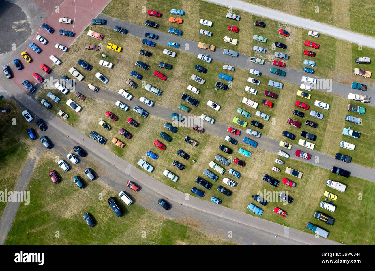 Hude, Deutschland. Mai 2020. Oldtimer stehen auf dem Gelände eines Drive-in-Kinos im Stadtteil Wüsting. (Mit einer Drohne aufgenommen). Mehrere hundert Personen in ihren Oldtimern, Youngtimern und amerikanischen Oldtimern nahmen an der Veranstaltung im Oldenburger Kreis Teil. Die Oldtimer-Fans schauten sich den Film "Le Mans 66 - gegen alle Widrigkeiten" in rund 200 historischen Fahrzeugen an. Kredit: Hauke-Christian Dittrich/dpa/Alamy Live News Stockfoto