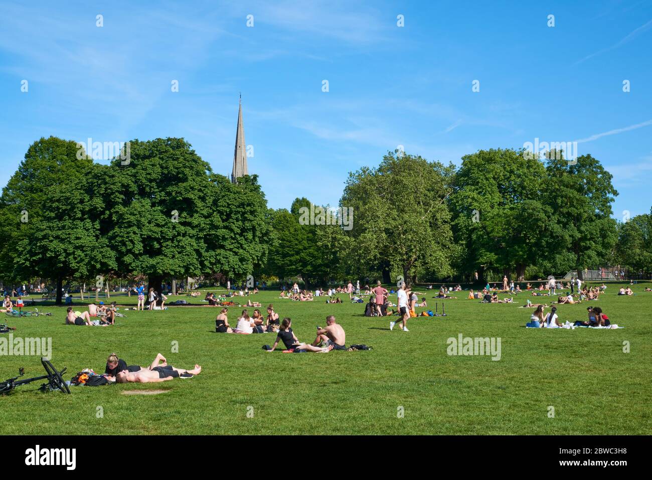 Massen von Sonnenanbetern im Clissald Park, Stoke Newington, North London während der Sperrung im Mai 2020 Stockfoto
