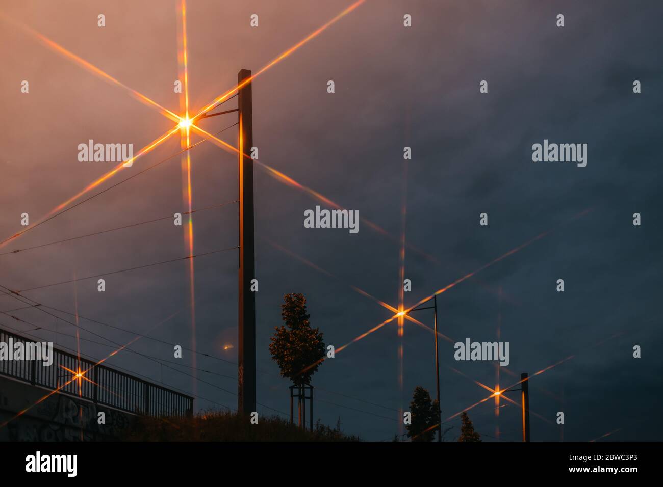 Eine einzige Straßenbeleuchtung in der Nacht an der Brücke Stockfoto