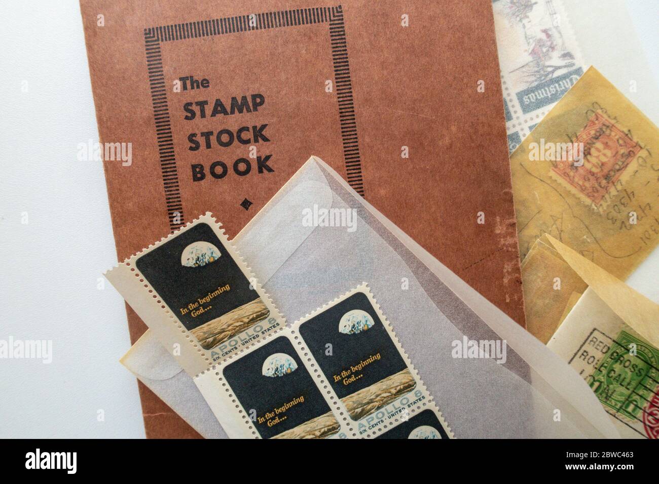 Vintage Briefmarken und ein Buch, USA Stockfoto