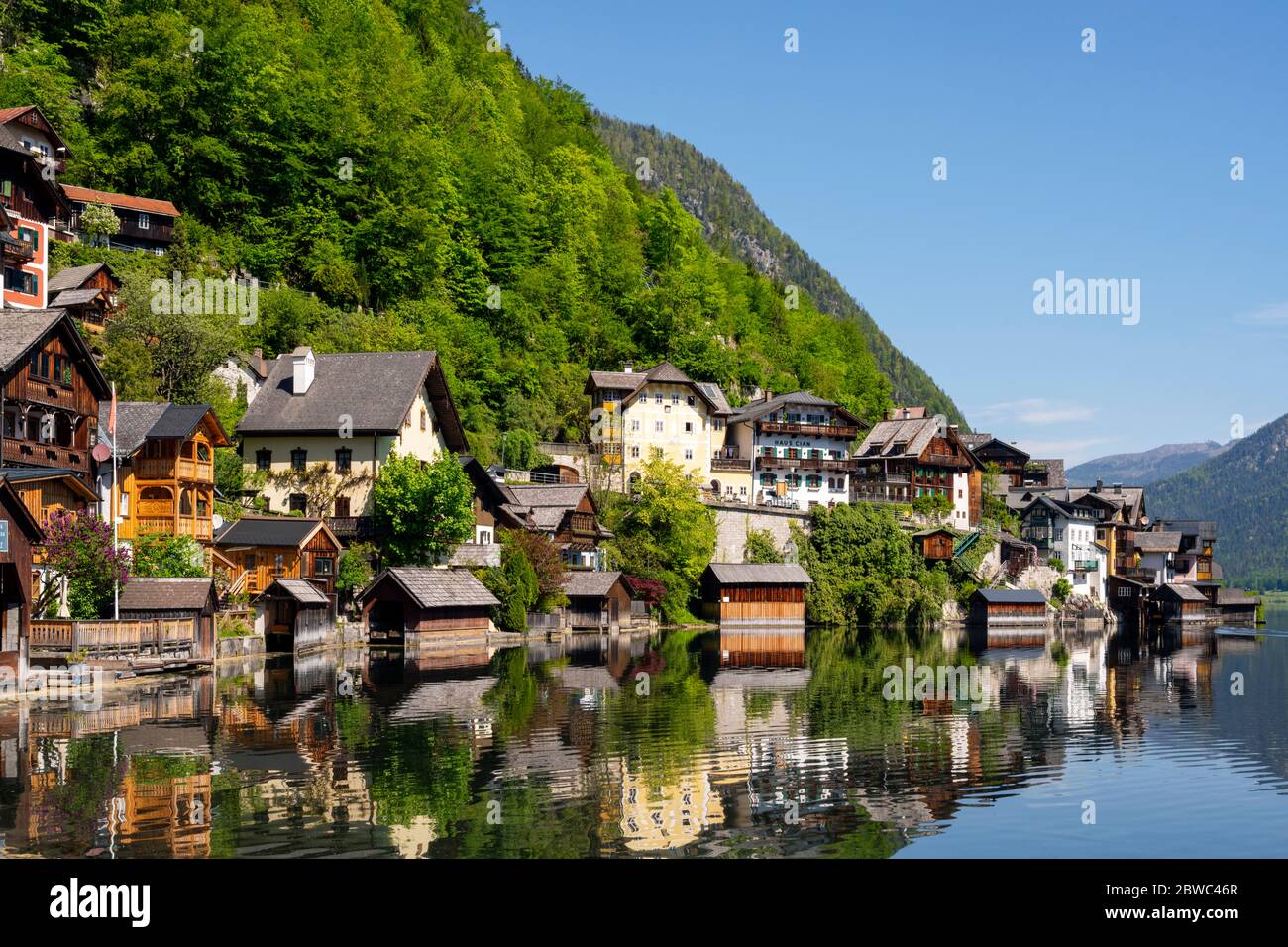 Österreich, Oberösterreich, Hallstatt, Blick vom Süden auf den Ort und die Bootshäuser am See Stockfoto