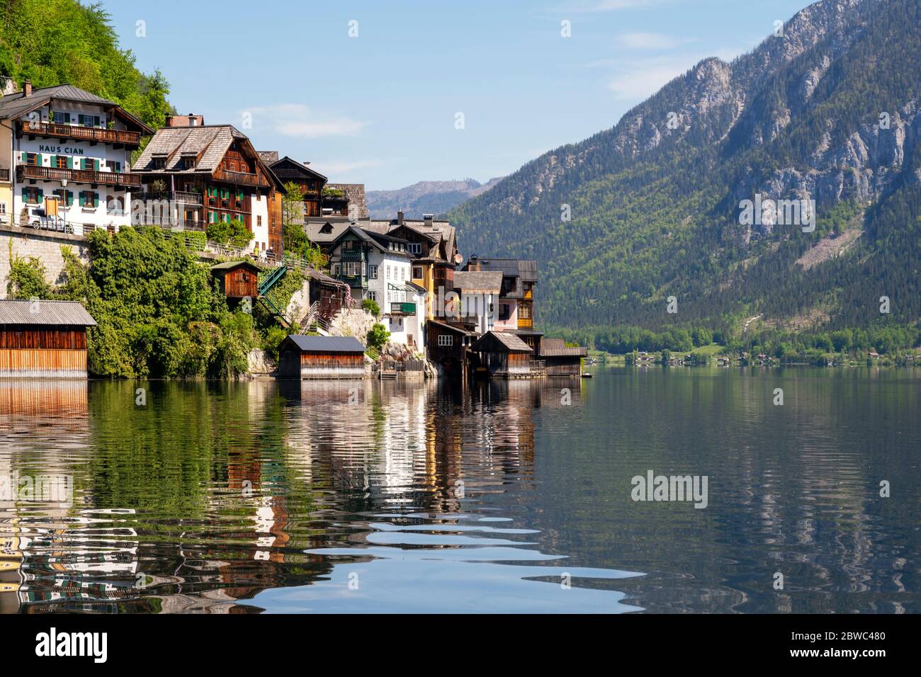 Österreich, Oberösterreich, Hallstatt, Blick vom Süden auf den Ort und die Bootshäuser am See Stockfoto