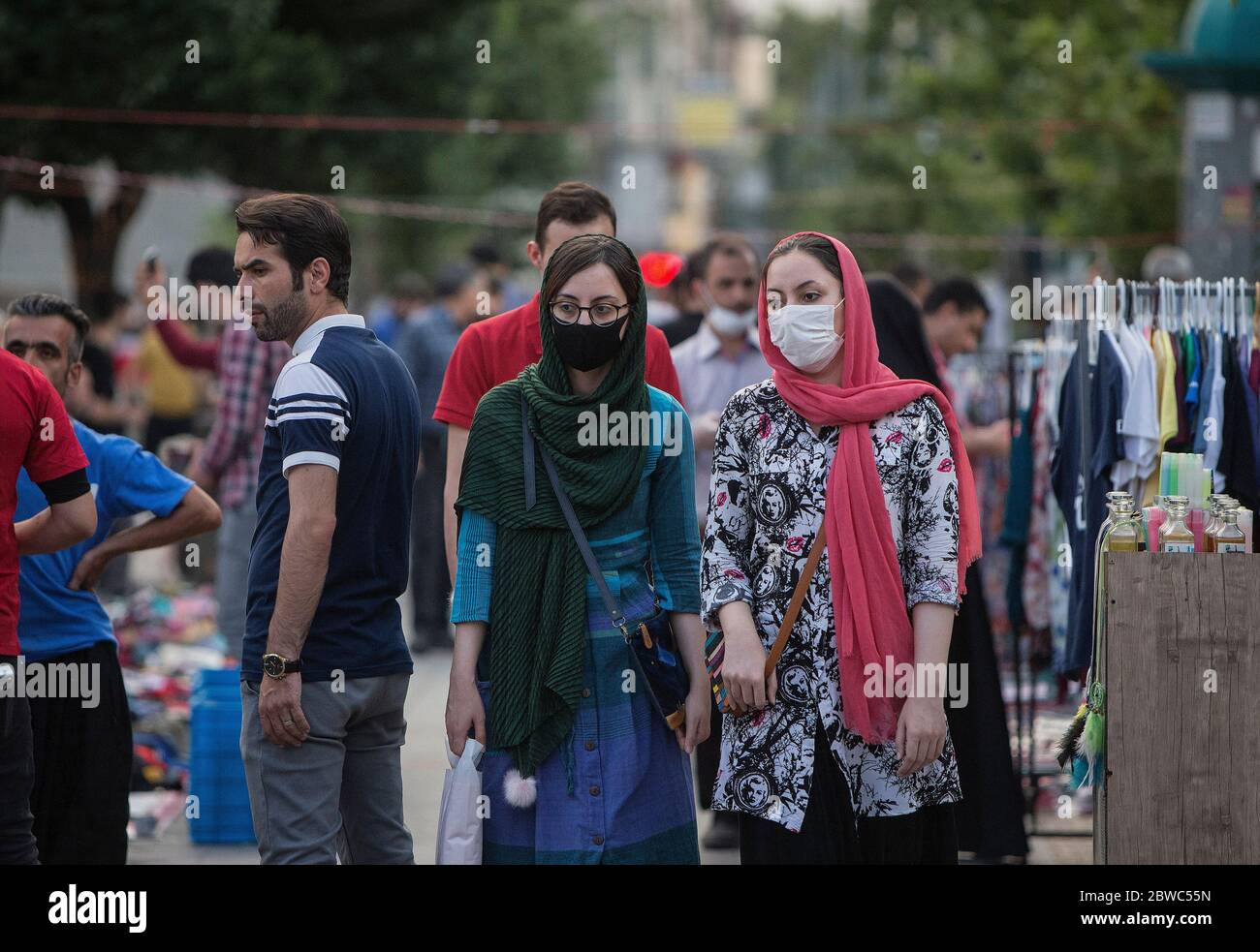 Teheran, Iran. Mai 2020. Maskentragende Frauen kaufen am 30. Mai 2020 auf einem Basar in der Innenstadt von Teheran, Iran. Iran verzeichnete am Sonntag 63 neue Todesfälle in den letzten 24 Stunden, was die Zahl der Todesfälle auf 7,797, laut dem staatlichen Fernsehen. Kredit: Ahmad Halabisaz/Xinhua/Alamy Live News Stockfoto
