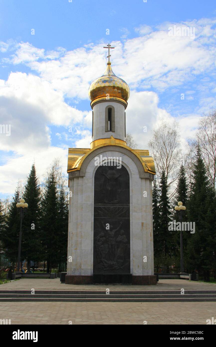 Goldene Kuppeln und Kreuze einer weißen orthodoxen christlichen Kirche gegen den Himmel. Denkmal für politische Gefangene in Syktywkar, Russland. Stockfoto