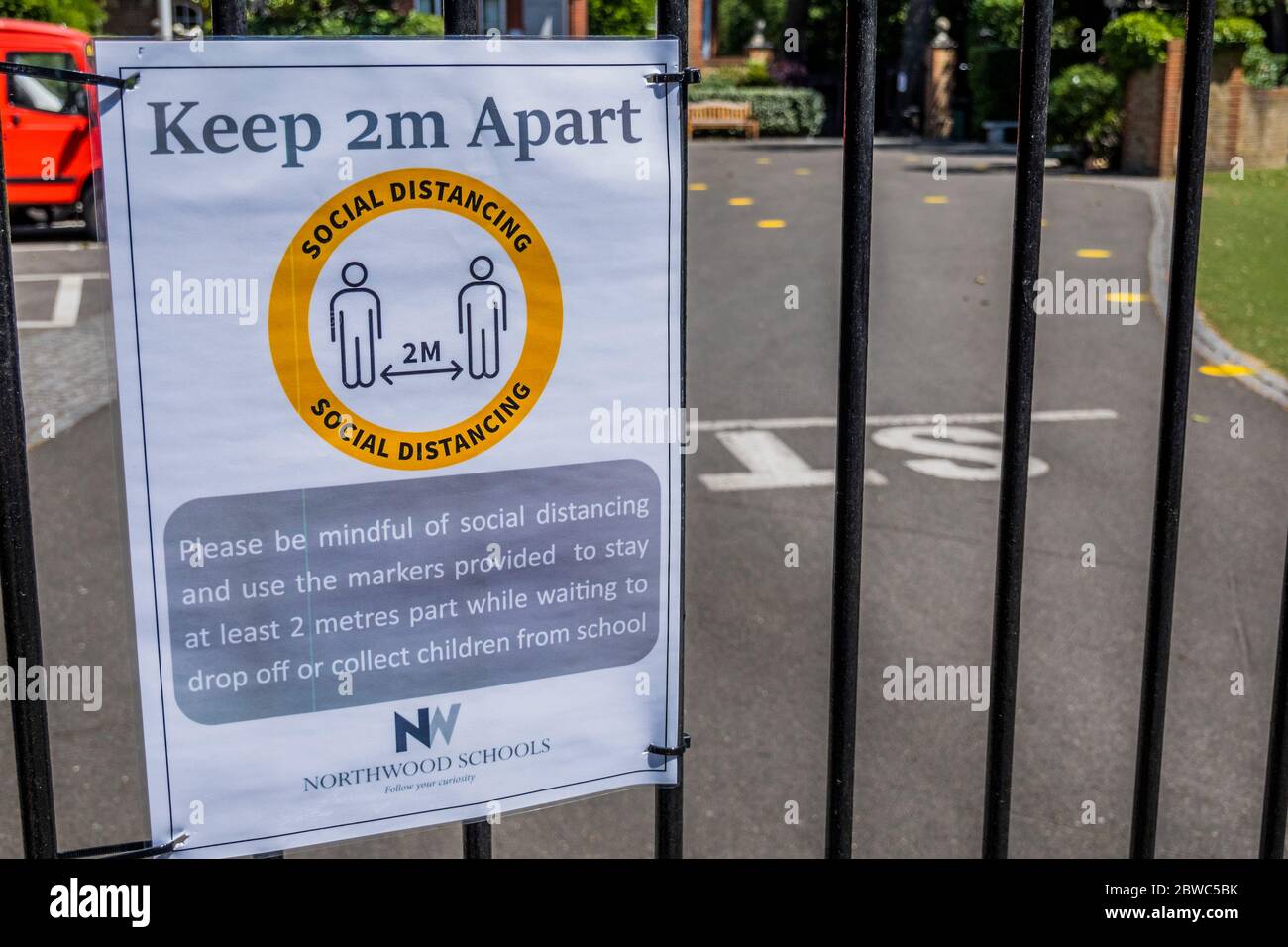 London, Großbritannien. Mai 2020. Northwood Schools, Northcote Logde hat eine soziale Distanzierungshilfe, im Gegensatz zu den meisten Primary/Prep Schulen in der Clapham/Battersea Gegend zeigen nur wenige Anzeichen von sozialer Distanzierungsvorbereitung, da viele sich morgen wieder öffnen sollen - die 'Lockdown' geht weiter für den Coronavirus (Covid 19) Ausbruch in London. Kredit: Guy Bell/Alamy Live News Stockfoto