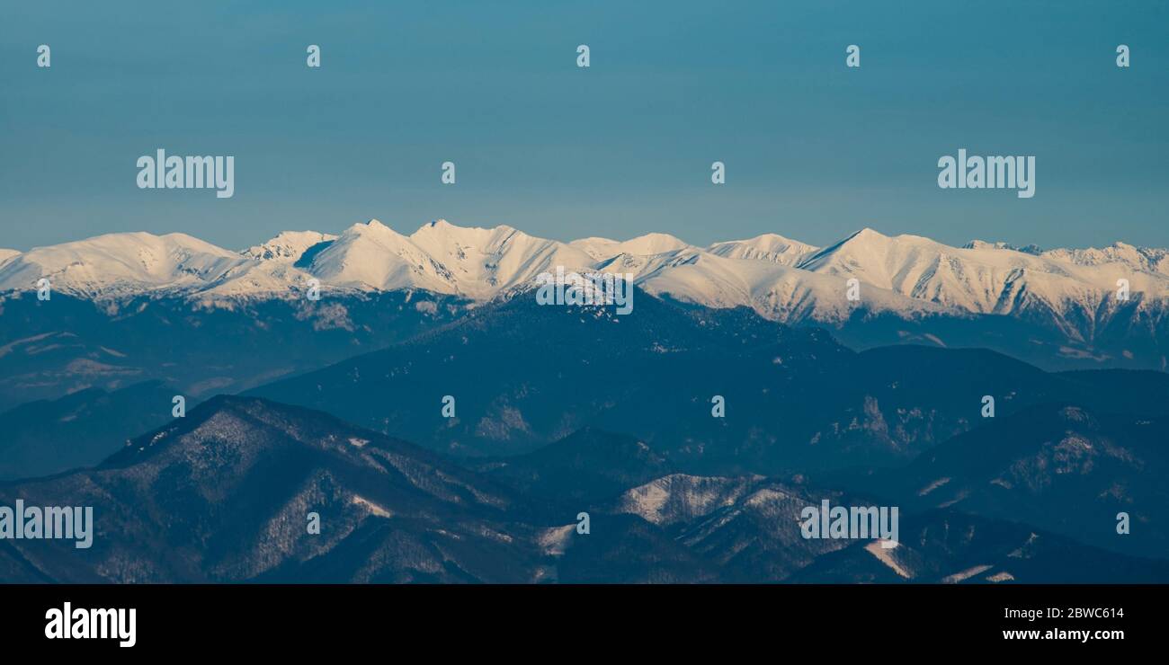 Blick auf die Velka Fatra und Tatra vom Martinske Loch im Winter Mala Fatra Berge in der Slowakei Stockfoto