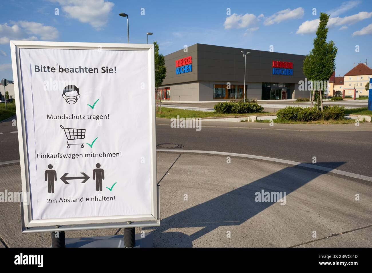 Göppingen, Deutschland - 21. Mai 2020: Küchen Rieger Schild Sprichwort: Tragen Sie eine Gesichtsmaske, Einkaufswagen, halten Sie einen Abstand von 2 Metern, wegen Corona vir Stockfoto