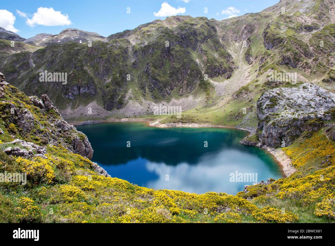 Calabazosa oder Schwarzer Tiefgebirgssee im Somiedo Nationalpark, Spanien, Asturien. Saliencia Bergseen. Dunkelblaues Wasser. Stockfoto