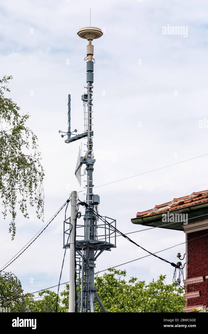 Netzbetreiber der Basisstation. 5G 4G, 3G Mobiltechnologien. Funkkommunikation. Die Antenne eines Mobilfunkanbieters. Stockfoto