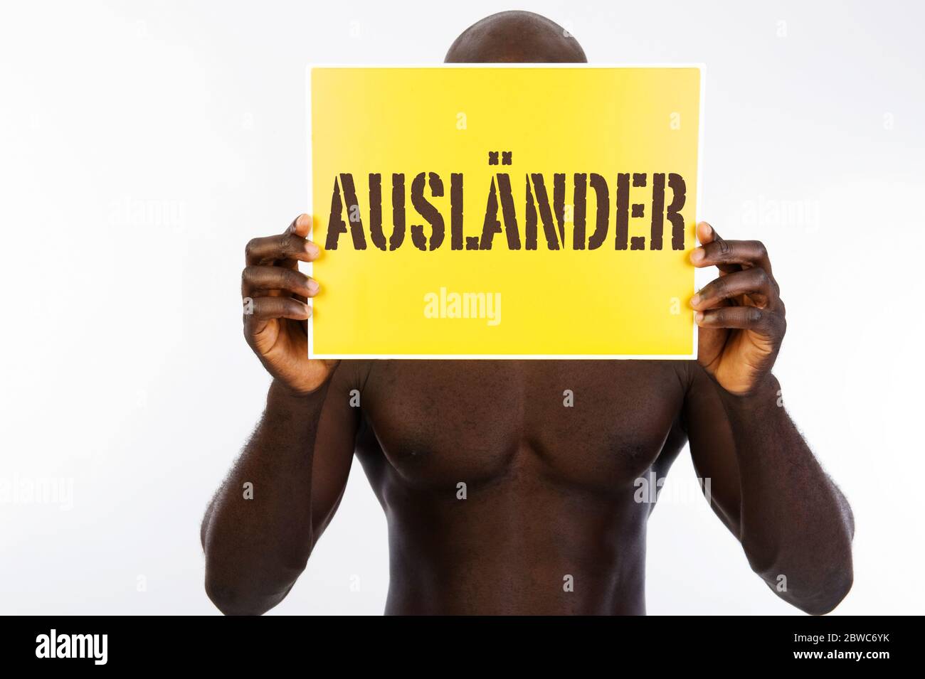 Dunkelhaariger Mann mit Schild vor dem Gesicht, Migrant, Migration, Auslaender, Asyl, Schwarz, Schwarzer, Fremder, Stockfoto