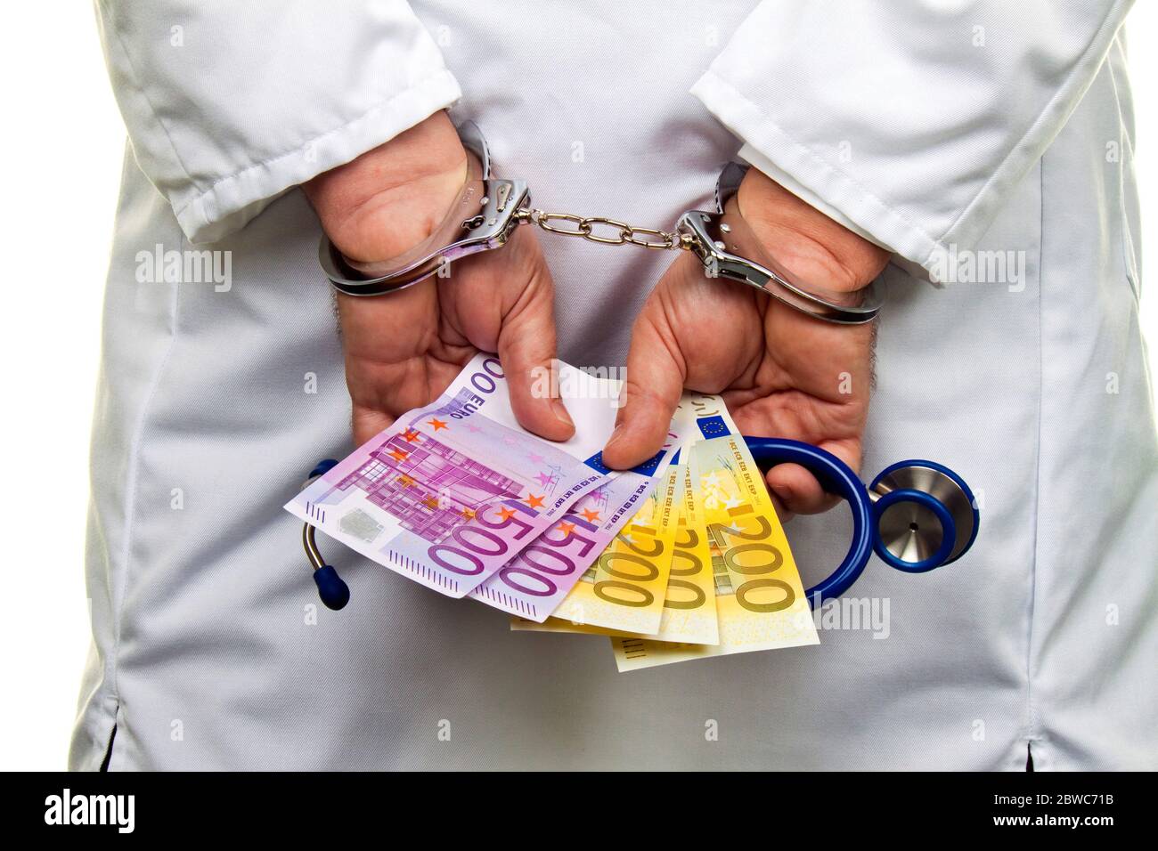 Ein Arzt mit Euro Geldscheinen und Handschellen, Schwarzgeld Stockfoto