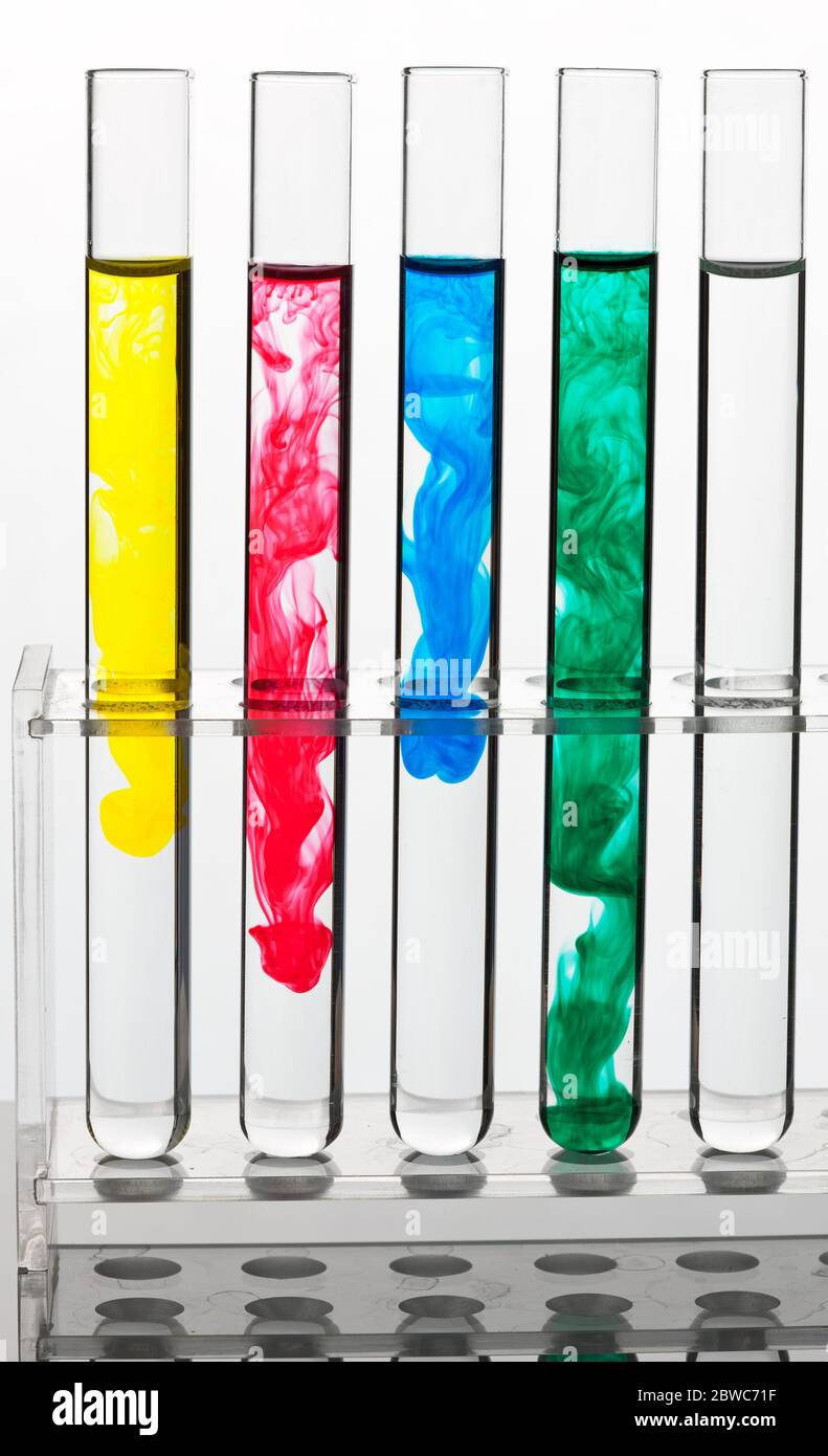 Reagenzglaser mit farbigen Fluessigeiten, Laborsuche, Stockfoto