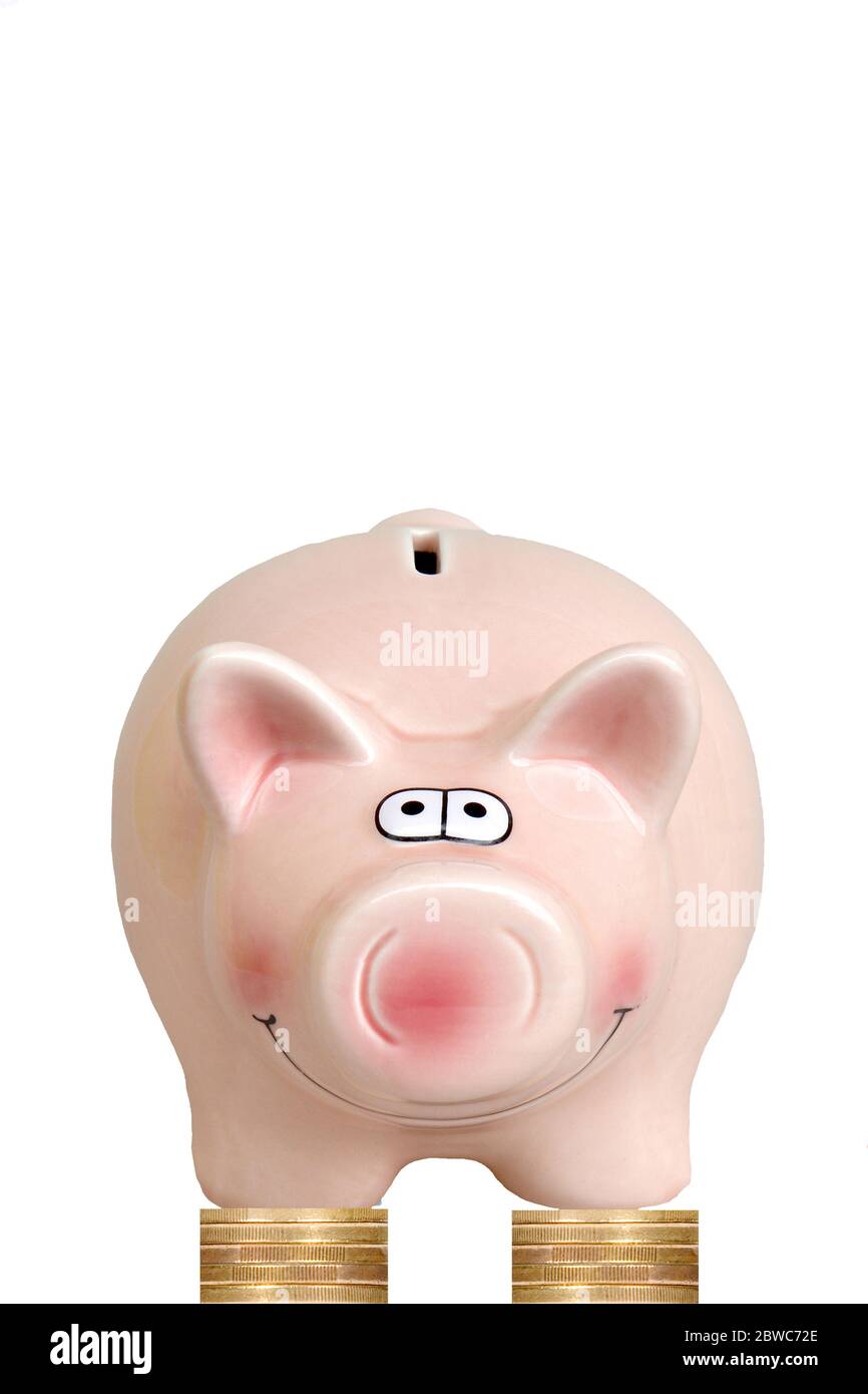 Rosa Sparschwein steht auf Euro Muenzen, Stockfoto