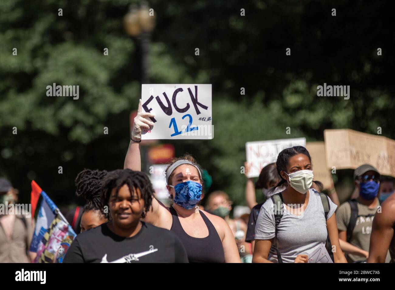 Washington DC, USA. Mai 2020. Schwarze Leben sind wichtig Protestierende stoßen mit Strafverfolgungsbehörden außerhalb des Weißen Hauses zusammen. Stockfoto