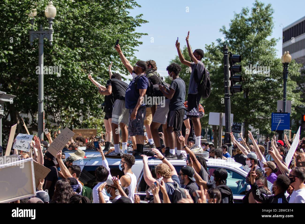 Washington DC, USA. Mai 2020. Schwarze Leben sind wichtig Protestierende stoßen mit Strafverfolgungsbehörden außerhalb des Weißen Hauses zusammen. Stockfoto