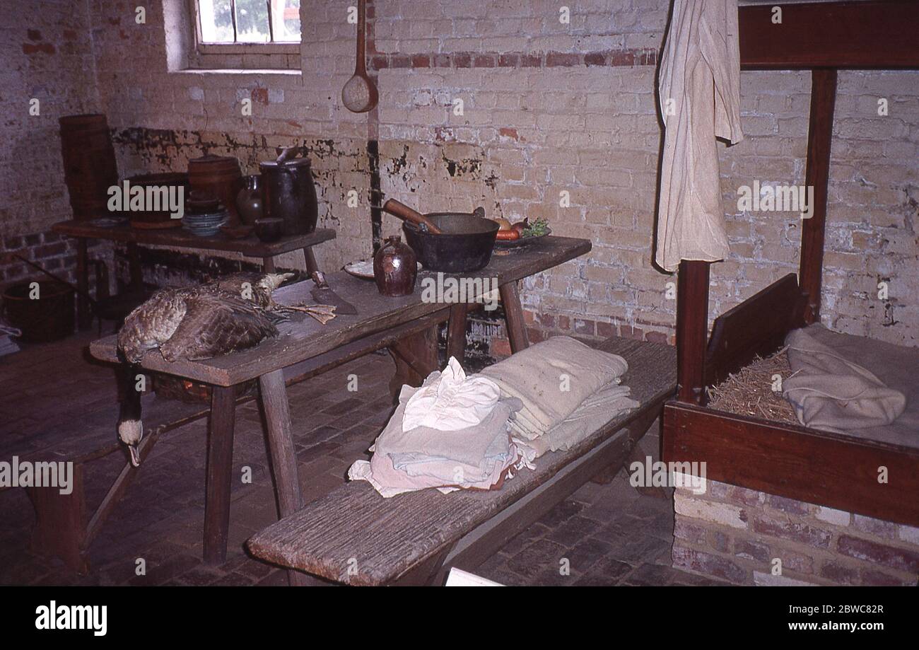 Dieses Foto aus dem frühen 21. Jahrhundert zeigt das Innere der Sklavenquartiere am Mt. Vernon. Zum Zeitpunkt des Todes von George Washington im Jahr 1799 machten Afroamerikaner etwa 90% der Bevölkerung der Plantage aus, wobei 317 Sklaven und etwa zwanzig bis dreißig Anglo-Amerikaner auf den fünf Farmen des Mount Vernon lebten. Das größte Dorf war auf der Mansion House Farm, wo rund neunzig Sklaven residierten. Stockfoto
