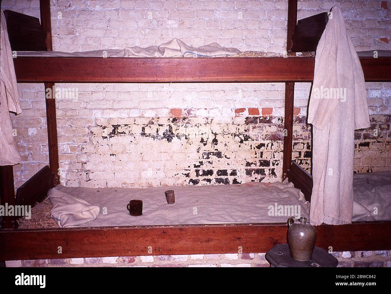 Dieses Foto aus dem frühen 21. Jahrhundert zeigt das Innere der Sklavenquartiere am Mt. Vernon. Zum Zeitpunkt des Todes von George Washington im Jahr 1799 machten Afroamerikaner etwa 90% der Bevölkerung der Plantage aus, wobei 317 Sklaven und etwa zwanzig bis dreißig Anglo-Amerikaner auf den fünf Farmen des Mount Vernon lebten. Das größte Dorf war auf der Mansion House Farm, wo rund neunzig Sklaven residierten. Stockfoto