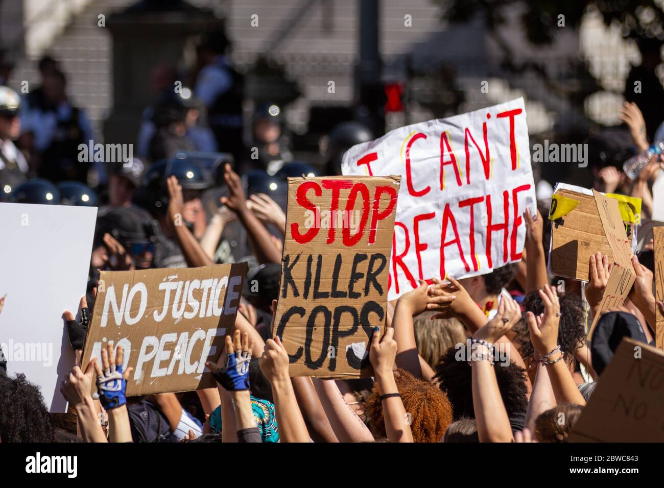 Washington DC, USA. Mai 2020. Schwarze Leben sind wichtig Protestierende stoßen mit Strafverfolgungsbehörden außerhalb des Weißen Hauses zusammen. Stockfoto