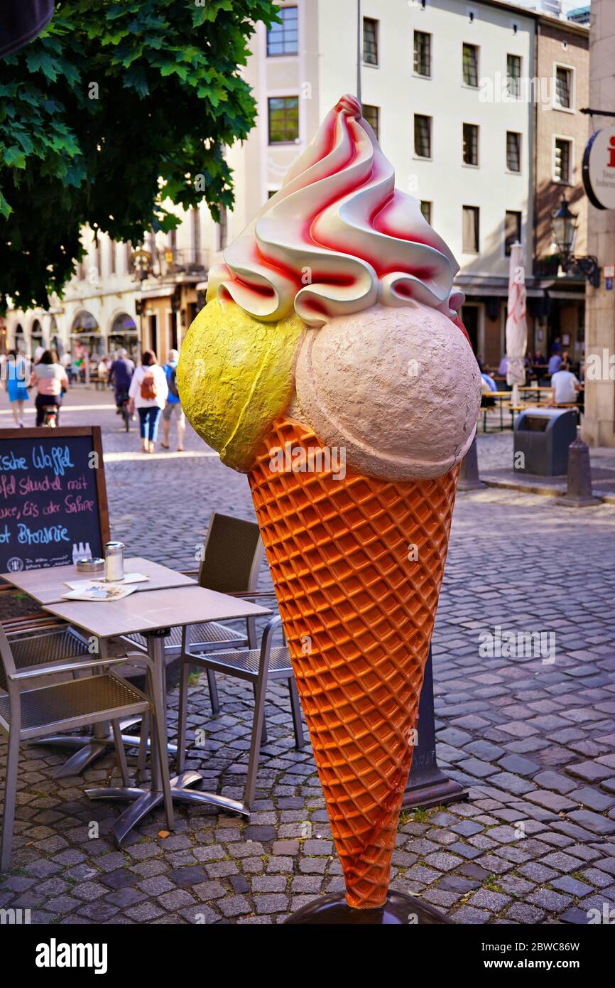Sommer in der Stadt: Riesiger Eiskegel vor einem Freiluft-Restaurant-Café in der Düsseldorfer Altstadt am Rhein. Stockfoto