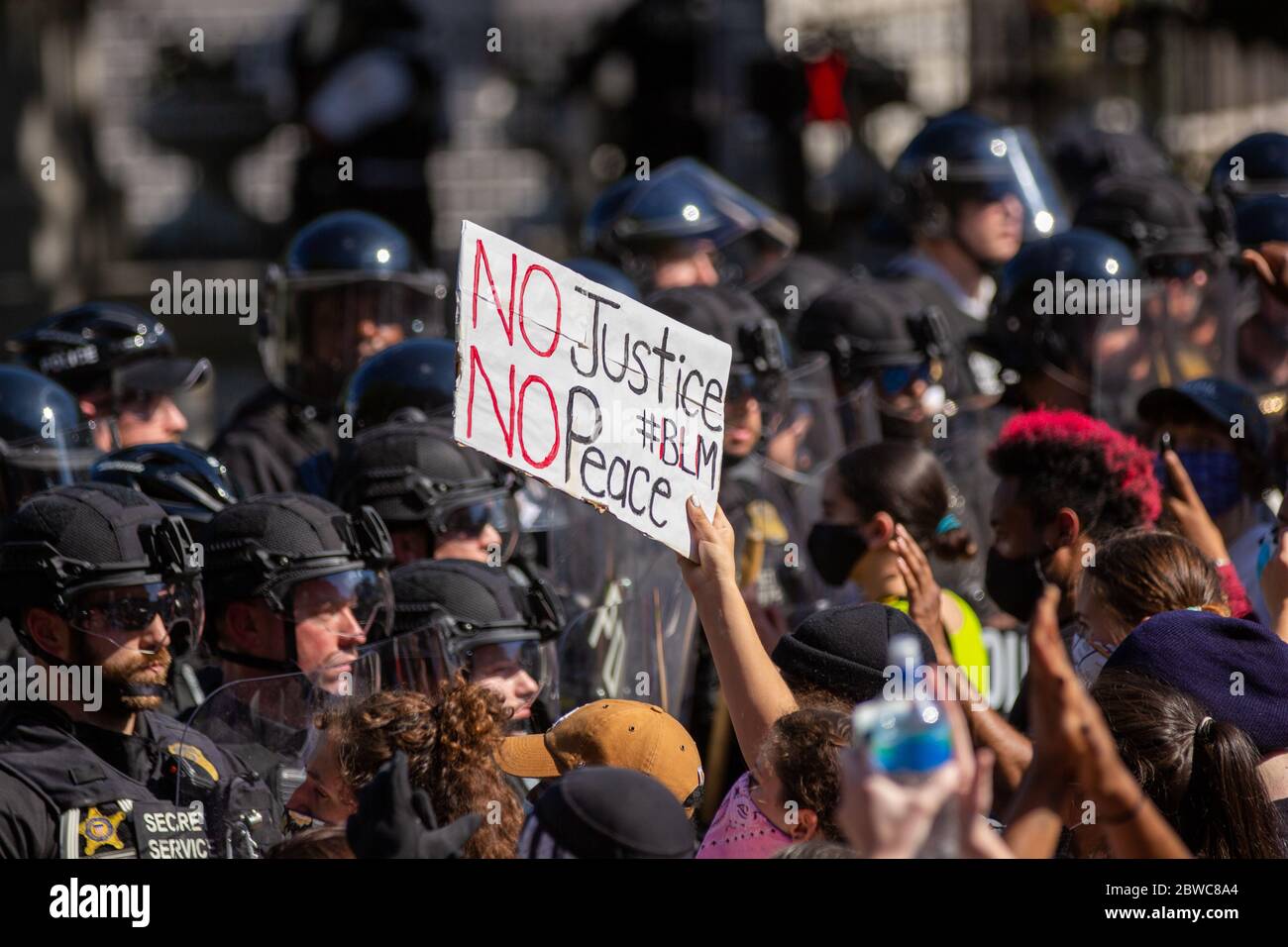 Washington DC, USA. Mai 2020. Schwarze Leben sind wichtig Protestierende stoßen mit Strafverfolgungsbehörden außerhalb des Weißen Hauses zusammen. Stockfoto