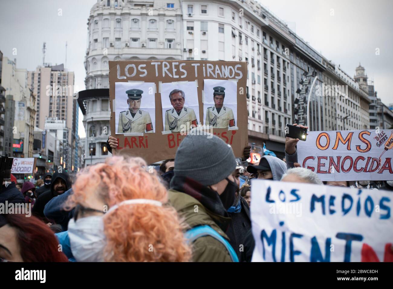 Buenos Aires, Argentinien - 30. Mai 2020: Unbekannte Personen, die ein nazi-Vergleichssign gegen argentinische Politiker in Buenos Aires, Argentinien halten Stockfoto