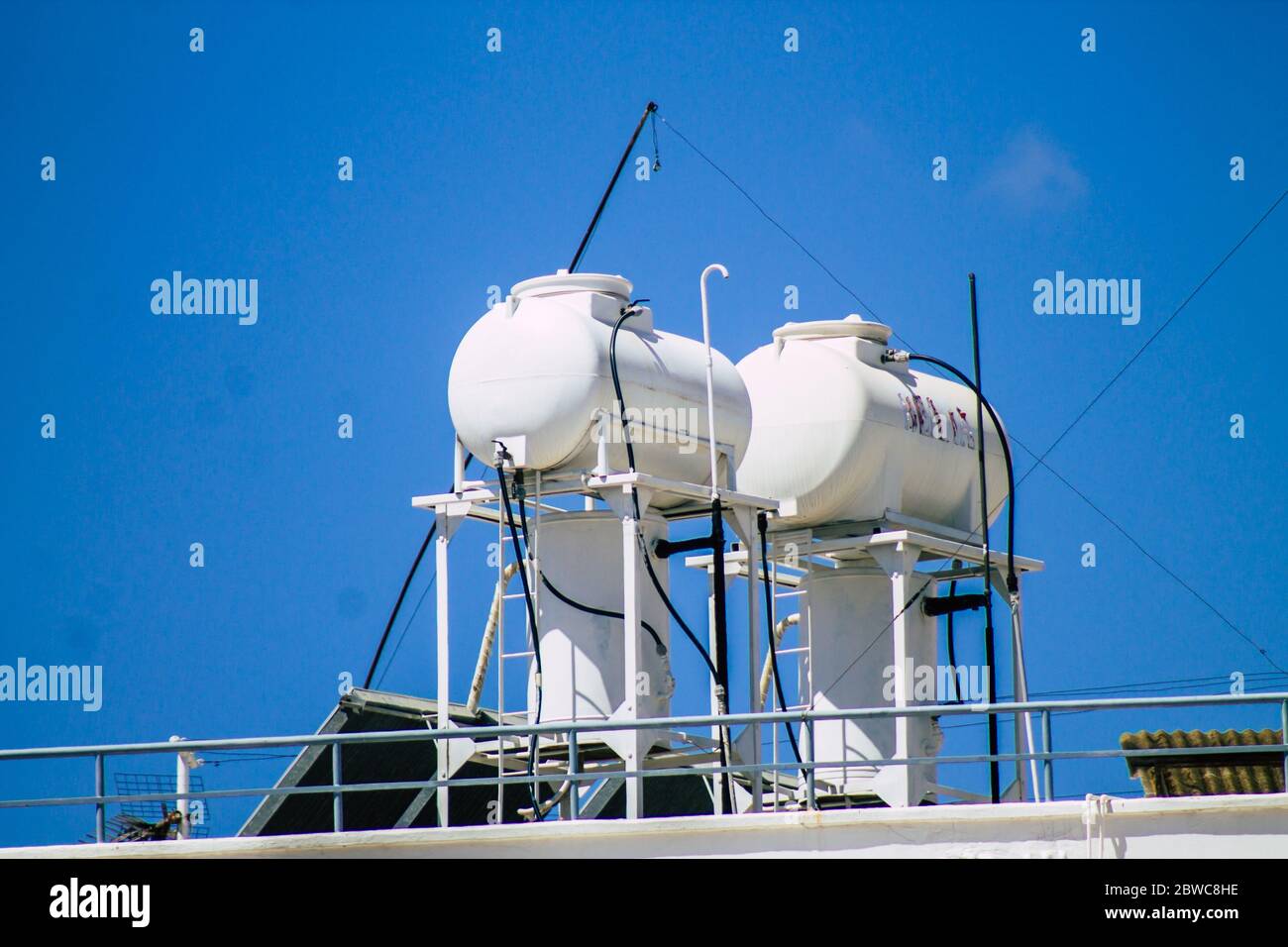 Limassol Zypern 30. Mai 2020 Blick auf einen Wassertank von einem Solarofen auf dem Dach eines Gebäudes in den Straßen von Limassol auf Zypern Insel Stockfoto