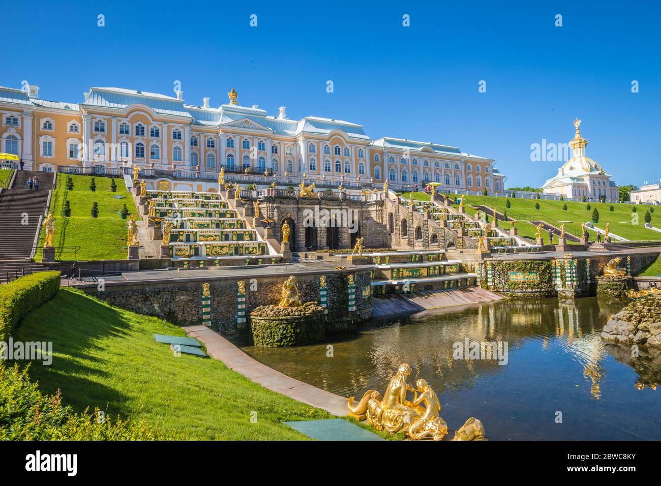 Peterhof Palace in Sankt Petersburg schöner Garten Stockfoto